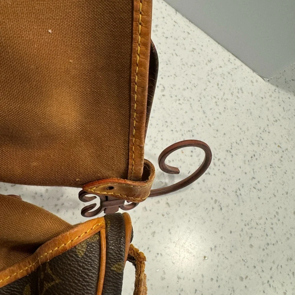 Louis Vuitton Purse - Picture 5 of 13